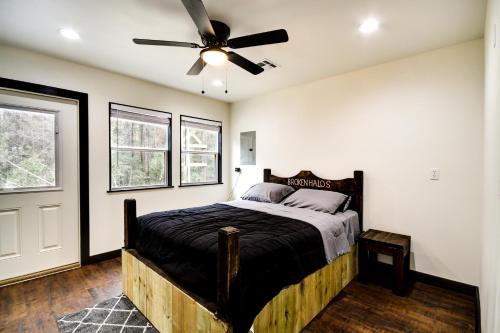 1 dormitorio con 1 cama y ventilador de techo en Picayune Home with Porch - Near Bogue Chitto Refuge!, en Picayune