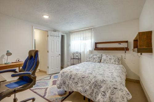 阿爾伯克基的住宿－Pet-Friendly Home Near Downtown Albuquerque!，一间卧室配有一张床、一张桌子和一把椅子