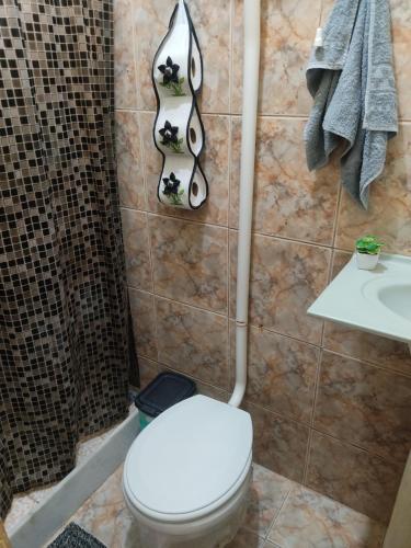 uma casa de banho com um WC e um lavatório em Casa famíliar no Rio de Janeiro