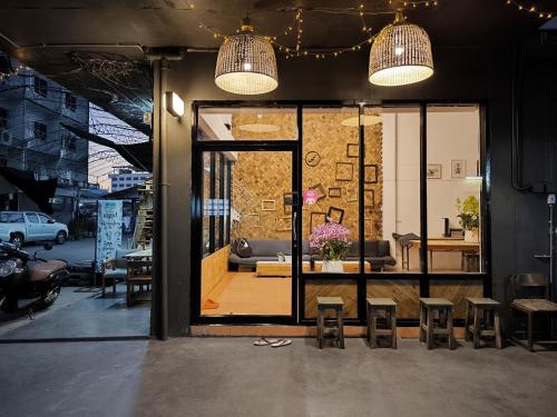 a store window with chairs and a couch in a room at Youyen Hostel in Ban Don Muang (1)