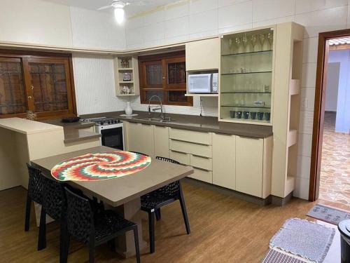 eine Küche mit einem Tisch mit Lutscher drauf in der Unterkunft Casa 100 metros da praia - 3 quartos in Imbituba