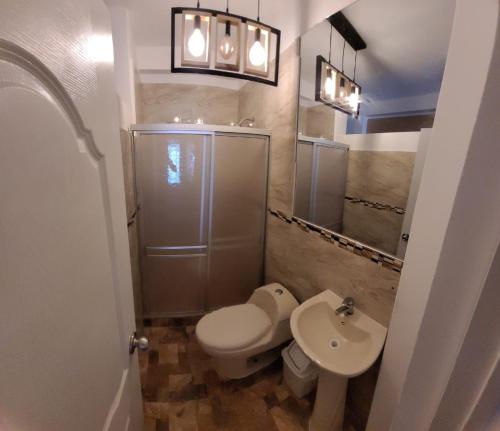 uma casa de banho com um WC e um lavatório em CASA MARIA em Pisco