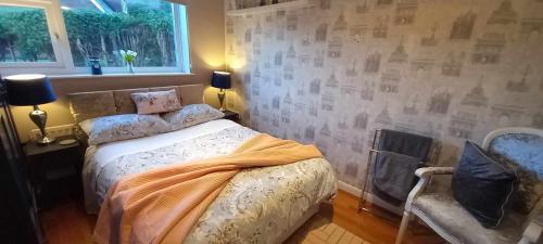 Ein Bett oder Betten in einem Zimmer der Unterkunft Enchanting Haven