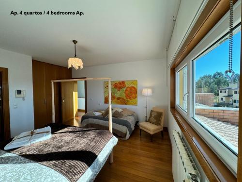 1 dormitorio con 2 camas y ventana grande en Passadiços da Ria, en Aveiro
