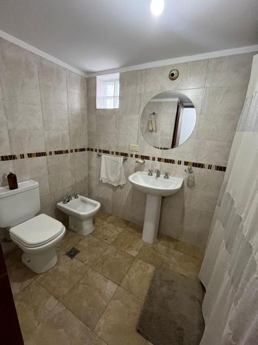 a bathroom with a toilet and a sink at MC departamento in Río Cuarto