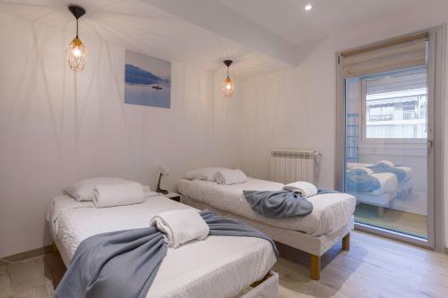 2 Einzelbetten in einem Zimmer mit Fenster in der Unterkunft "Casa Nonna" - 16 mn à pied du Palais, parking privé, clim, ascenseur in Cannes