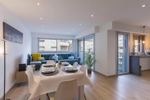 un salon avec une table et un canapé bleu dans l'établissement 