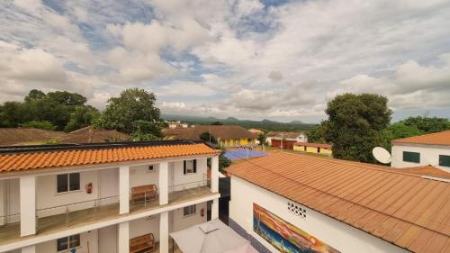 - une vue depuis le toit d'un bâtiment dans l'établissement Hotel Kenito, à São Tomé