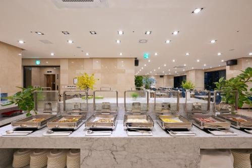 een buffetlijn met dienbladen eten bij CS Hotel in Gwangju