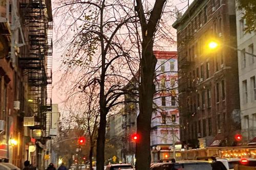 uma rua da cidade com semáforos vermelhos e edifícios em Lovely Full Apartment x East Village (Thompkins Square Park) em Nova Iorque