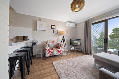 Fotografie z fotogalerie ubytování Summit 9 - Stylish 3BR Apartment l Amazing Lake Views l WiFi l BBQ l Air-Con v destinaci Jindabyne
