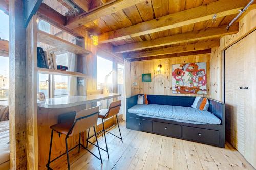 Zimmer mit einem blauen Bett und einem Schreibtisch. in der Unterkunft Rockport Sunday in Rockport