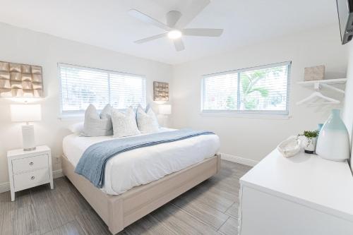 Postel nebo postele na pokoji v ubytování Siesta Key Beachside Villas