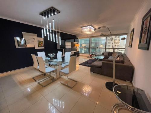 sala de estar con sofá y comedor en Appart Luxe 5* de 180m² + Vue imprenable sur Oran, en Orán