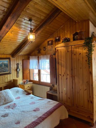 una camera con un letto in una cabina di legno di Stella Alpina, in Via Medail con vista incantevole sulle Alpi a Bardonecchia