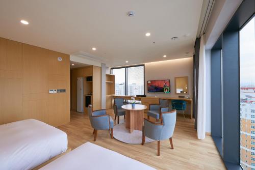 TV a/nebo společenská místnost v ubytování CS Hotel