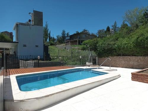 einen Pool im Hinterhof eines Hauses in der Unterkunft Casa La Nona in Estancia Vieja