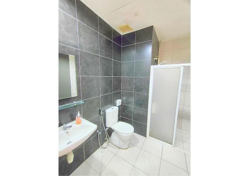 bagno con servizi igienici e lavandino di Dpulze Delight Homestay, 1-5 Pax - DP4 a Cyberjaya