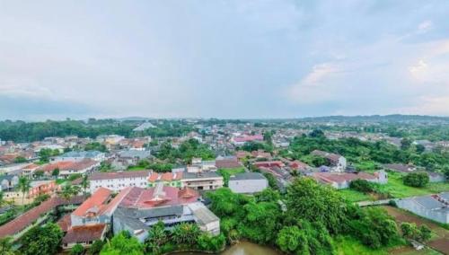 een uitzicht over een stad met huizen en bomen bij Dramaga Tower By rezki in Bubulak 3