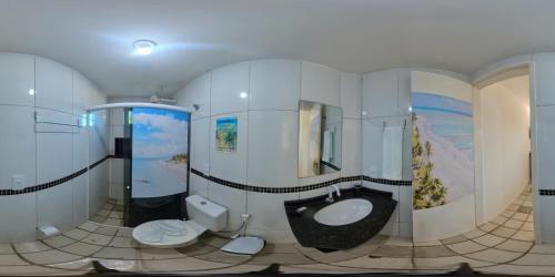ein Bad mit WC und Waschbecken in der Unterkunft Chale 48 Maragogi Village Gales in Maragogi