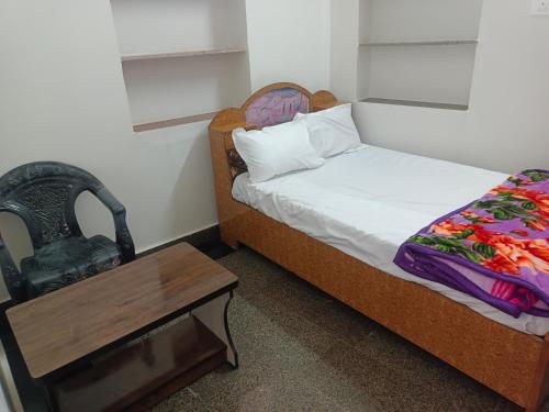 a small bedroom with a bed and a table at Bhanwar Villa Guest House in Pāl