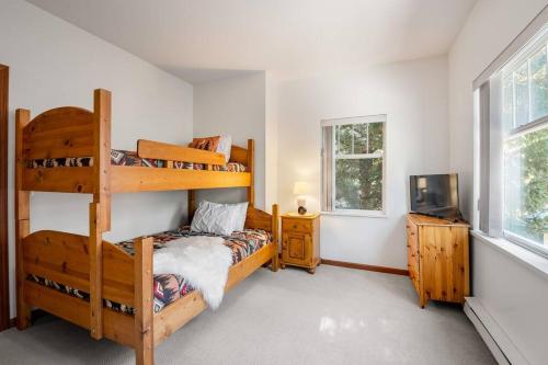 1 Schlafzimmer mit 2 Etagenbetten und einem TV in der Unterkunft Blueberry Hill Premium Area in Whistler