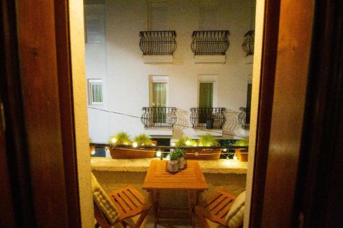科爾察的住宿－Villa Elezi 2，阳台配有桌椅,享有风景。