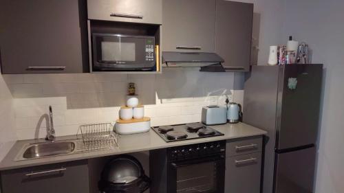 Il comprend une petite cuisine équipée d'une cuisinière et d'un four micro-ondes. dans l'établissement Circa unit 91, à Pretoria