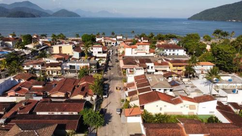 uma vista aérea de uma cidade com casas e o oceano em Casa Gomes Itagua em Ubatuba