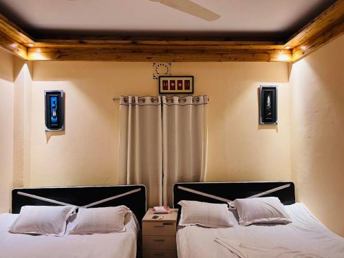 two beds sitting next to each other in a bedroom at Eco Divine Beach Resort- Saint Martin in Jaliapāra