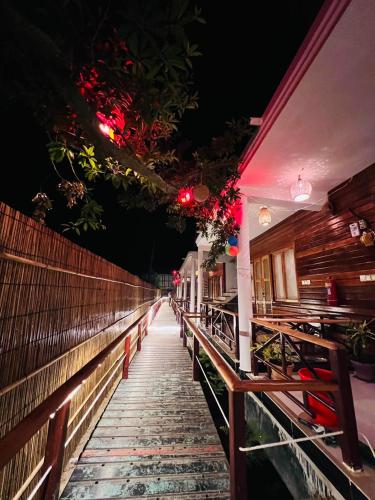een loopbrug naar een restaurant in de nacht bij Eco Divine Beach Resort- Saint Martin in Jaliapāra