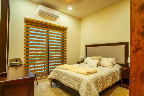 Postel nebo postele na pokoji v ubytování Condo Rosales Beautiful Downtown 2BR-1Ba with pool & rooftop