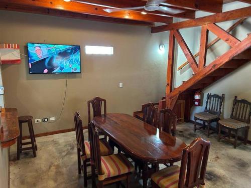 a dining room with a table and chairs and a flat screen tv at Dpto 2 dormitorios de Lujo in Bella Vista