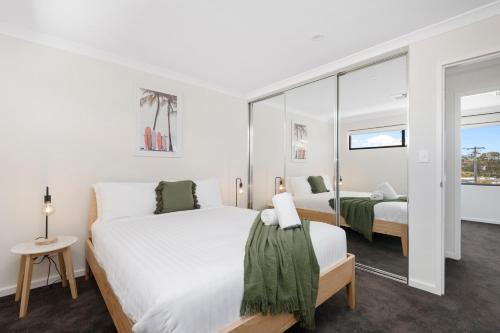 Luxury Urban Retreat tesisinde bir odada yatak veya yataklar