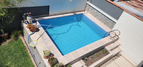 an overhead view of a swimming pool with a hose at Casa con pileta cerca del Parque in Godoy Cruz