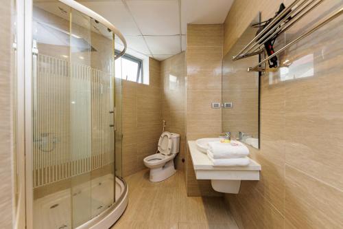 W łazience znajduje się toaleta, umywalka i prysznic. w obiekcie Lamaison Hà Nội w mieście Hanoi