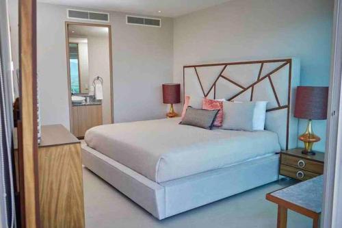 a bedroom with a large bed and a mirror at Ixtapa sensacional in Zihuatanejo