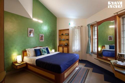 Posteľ alebo postele v izbe v ubytovaní StayVista at Golden Crest - Pet Friendly Villa with Breakfast