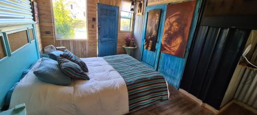 1 dormitorio con 1 cama en una casa en Alojamiento Dominga, en Puerto Varas