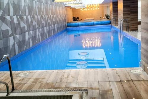 een groot zwembad met blauw water bij Nomad-In Luxury Suites and Apartments in Quito