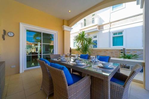 - une salle à manger avec une table et des chaises dans l'établissement Luxurious 5-Bedroom Private Pool Villa! PV5, à Hua Hin