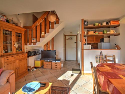 une cuisine et un salon avec une table et une cuisine gmaxwell gmaxwell dans l'établissement Charmant 3 Pièces à Morzine avec Balcon - Idéal pour 4 Personnes, Proche Pistes et Commodités - FR-1-524-123, à Morzine