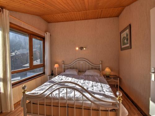 une chambre avec un lit et une fenêtre dans l'établissement Charmant 3 Pièces à Morzine avec Balcon - Idéal pour 4 Personnes, Proche Pistes et Commodités - FR-1-524-123, à Morzine