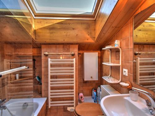 une salle de bain avec un lavabo et une baignoire dans l'établissement Charmant 3 Pièces à Morzine avec Balcon - Idéal pour 4 Personnes, Proche Pistes et Commodités - FR-1-524-123, à Morzine