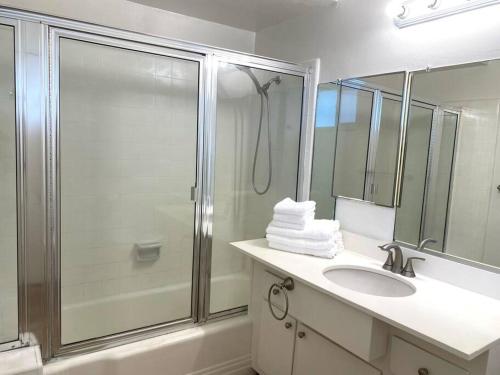 y baño con ducha, lavabo y espejo. en Beach Gateway Full Kitchen 1 Bedroom Duplex, en Manhattan Beach