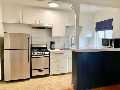 Η κουζίνα ή μικρή κουζίνα στο Beach Gateway Full Kitchen 1 Bedroom Duplex