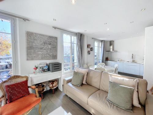 un salon avec un canapé et une cuisine dans l'établissement Cannes Heart of town 2 BR perfect congress & Holidays by Olam Properties, à Cannes