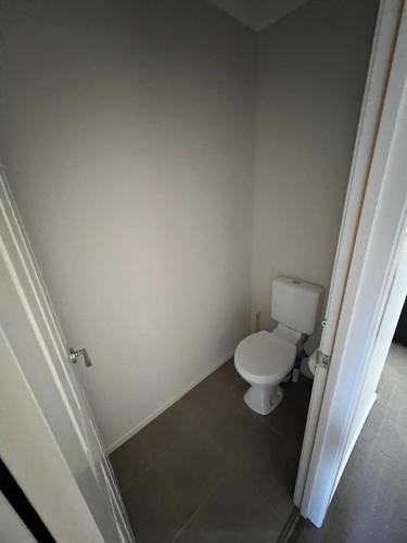 a small bathroom with a toilet in a room at Beach Haven in Rosebud