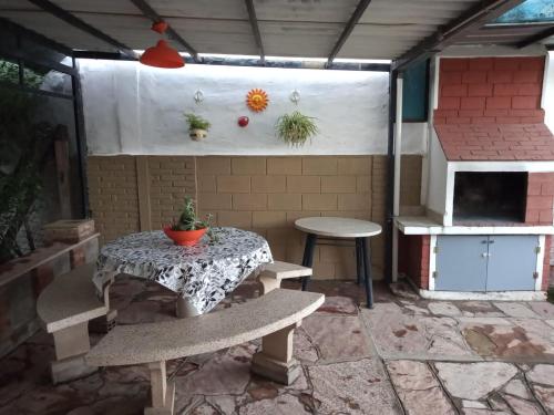 patio con mesa, sillas y fogones en Casa en Villa Carlos Paz solo apto para familias en Córdoba