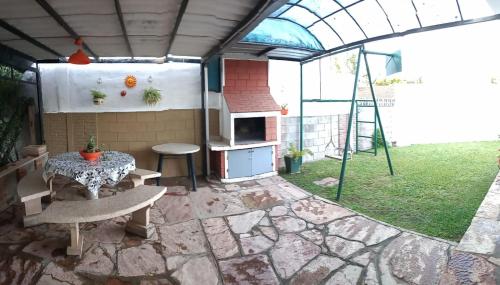 patio al aire libre con mesa y fogones en Casa en Villa Carlos Paz solo apto para familias en Córdoba